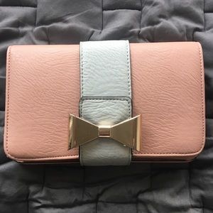 Bow Snap Clutch